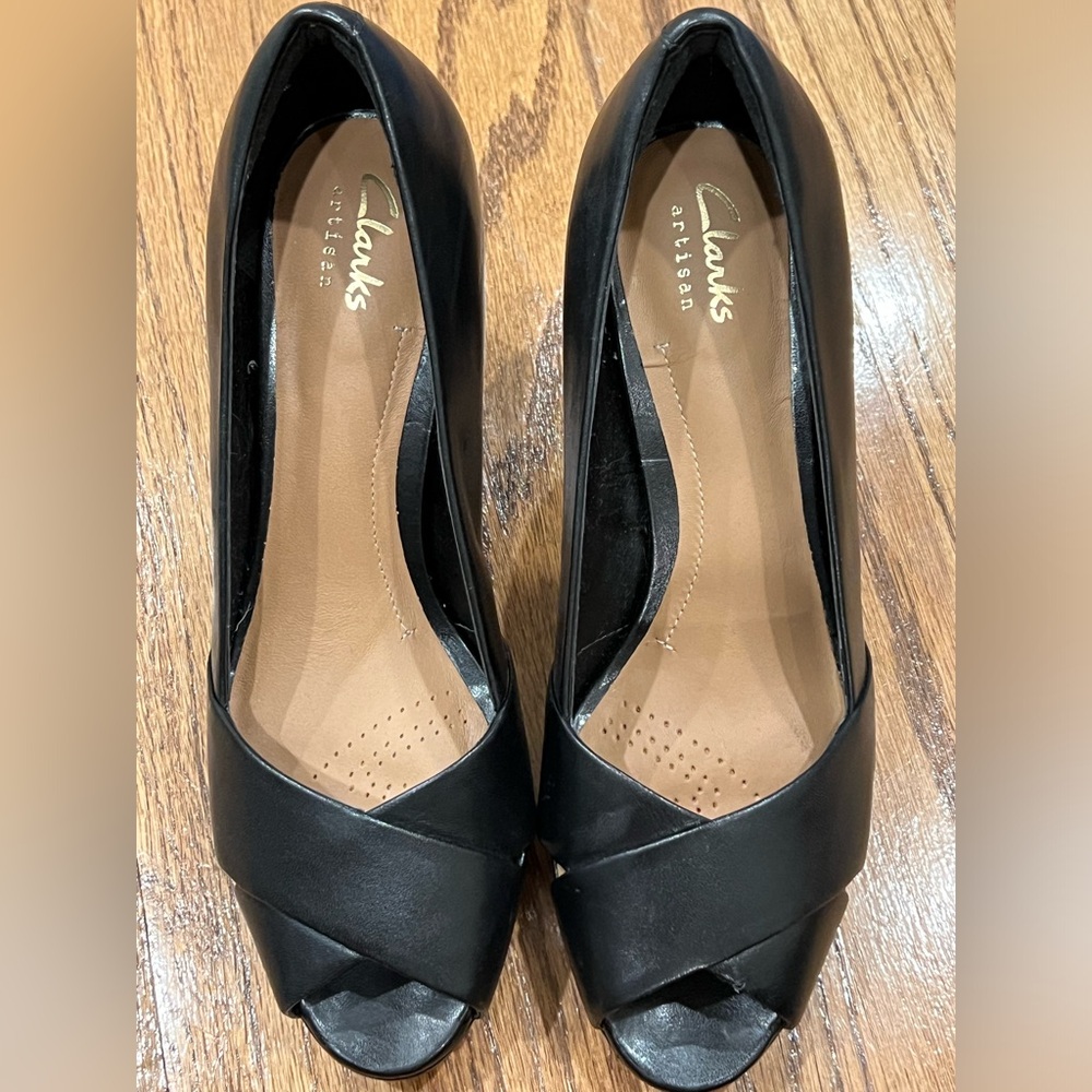 CLARKS. Artisan Jenness Cloud. Size 6.5 M Black Leather Peep-toe Pumps. EUC.